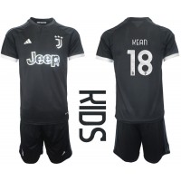 Juventus Moise Kean #18 Replika babykläder Tredjeställ Barn 2023-24 Kortärmad (+ korta byxor)